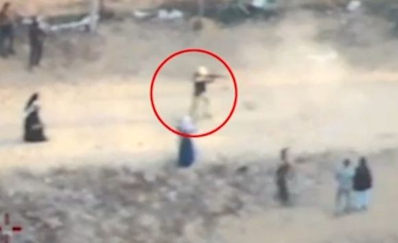 이스라엘군은 무장괴한(사진)이 가자지구 남부 GHF 배급소 인근에서 주민들에게 총격을 가했다고 주장했다. 이스라엘군 제공