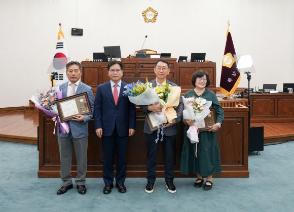 금광연 하남시의회 의장이 2일 제340회 제1차 정례회 제1차 본회의에서 ‘2025년 2분기 모범시민상’ 수상자로 선정된 시민과 기념사진을 찍고 있다. 하남시의회 제공