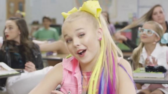 2016년 노래 ‘부메랑’ 뮤직비디오 속 조조 시와. 유튜브 조회수 10억건을 넘긴 노래의 인기로 조조 시와는 영국에서 ‘초통령’으로 부상했다.