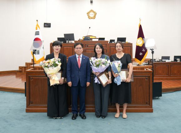 금광연 하남시의회 의장이 2일 제340회 제1차 정례회 제1차 본회의에서 ‘2025년 2분기 우수공무원’ 3명을 표창하고 기념사진을 찍고 있다. 하남시의회 제공
