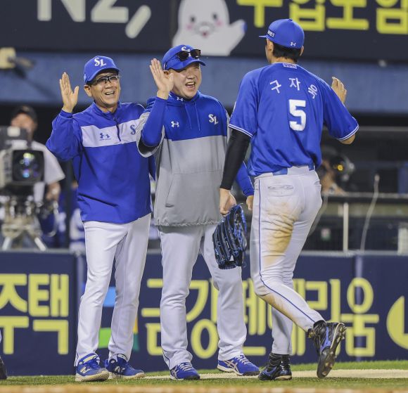 박진만 삼성 라이온즈 감독이 1일 서울 잠실야구장에서 열린 2025 KBO리그 정규시즌 LG 트윈스와의 원정 경기에서 6-4로 승리한 뒤 구자욱과 하이파이브하고 있다. 연합뉴스