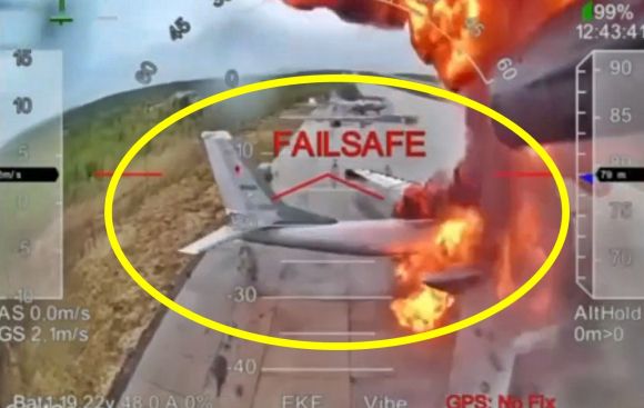 1일(현지시간) 우크라이나가 일인칭 시점(FPV) 드론을 동원, 러시아 공군기지 5곳을 상대로 개전 후 최대 규모의 공격을 감행했다. 사진은 러시아 북부 무르만스크주 올레냐 공군기지 공격 모습. 2025.6.1 텔레그램