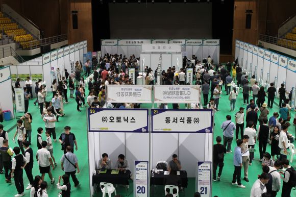 지난해 9월 진천군이 개최한 취업박람회에서 많은 사람이 구직활동을 하고 있다.  진천군 제공.