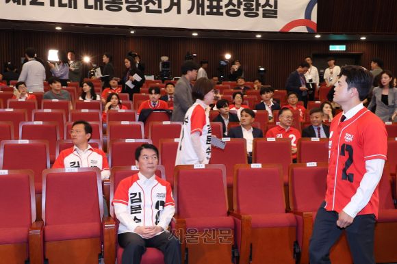 김용태 국민의힘 비상대책위원장이 9일 서울 여의도 국회 도서관에 마련된 국민의힘 개표 상황실에서 제21대 대통련 선거 방송3사 출구조사 결과를 지켜 본 뒤 퇴장하고 있다. 왼쪽은 안철수 공동선대위원장 2025.6.3 안주영 전문기자