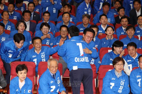 더불어민주당 박찬대 상임 총괄선대위원장과 김민석 상임공동선대위원장이  3일 국회 의원회관에 마련된 제21대 대통령선거 개표 상황실에서 출구조사 결과 발표 후 포옹하며 기뻐하고 있다.2025.6.3 홍윤기 기자