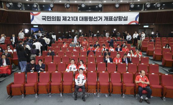 김용태 비상대책위원장 3일 서울 여의도 국회 도서관에 마련된 국민의힘 개표 상황실에서 제21대 대통령 선거 방송3사 출구조사 결과를 지켜보다 자리를 떠나고 있다.2025.6.3 홍윤기 기자