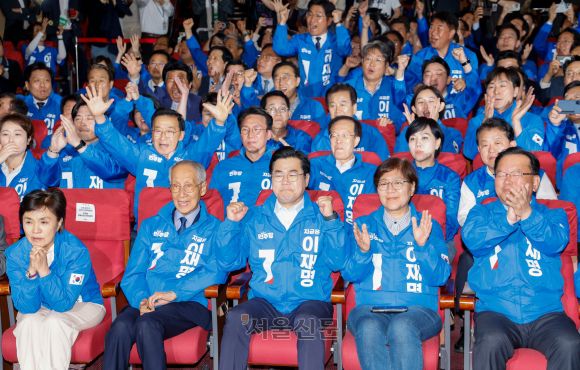 더불어민주당 강금실(앞줄 왼쪽부터), 윤여준, 박찬대, 정은경, 김부겸 선대위원장이 3일 오후 서울 여의도 국회의원회관 개표상황실에서 제21대 대통령선거 이재명 대통령 후보 51.7% 출구조사 결과에 손뼉치고 있다. 2025.6.3 홍윤기 기자
