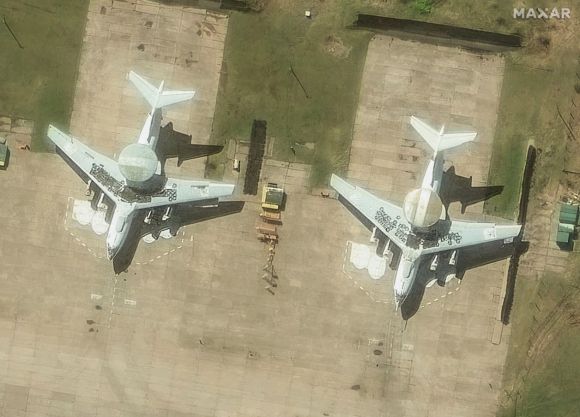 우크라이나는 1일(현지시간) 일인칭 시점(FPV) 드론을 동원, 러시아 공군기지 4곳 이상을 기습해 70억 달러(약 9조 6900억원)의 피해를 강요했다고 밝혔다. 사진은 미국 민간위성기업 ‘맥사 테크놀로지’가 5월 3일 촬영한 러시아 이바노보주 공군기지. 러시아의 A-50 조기경보기가 배치돼 있다. 2025.6.3 AFP 연합뉴스(맥사 테크놀로지 제공)