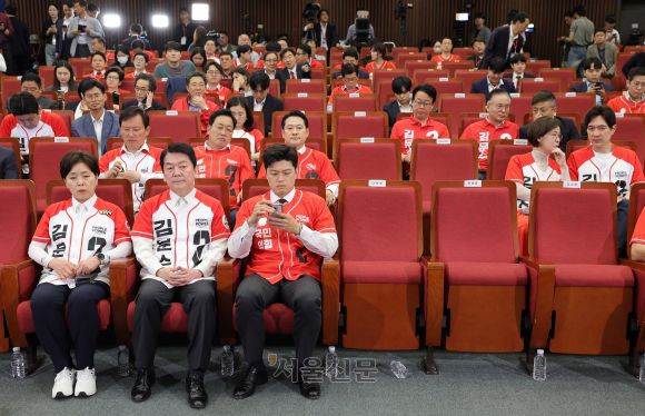 3일 서울 여의도 국회 도서관에 마련된 국민의힘 개표 상황실에서 선대위원장들이 제21대 대통령 선거 방송3사 출구조사 결과과 나오자 자리를 나서고 있다. 2025.06.03 안주영 전문기자