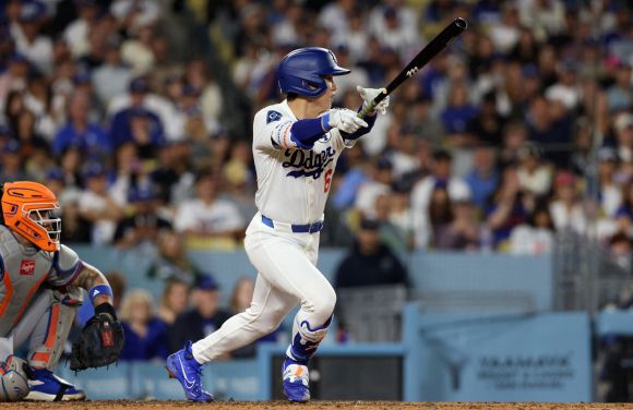 로스앤젤레스 다저스 김혜성이 3일(한국시간) 미국 캘리포니아주 로스앤젤레스 다저스타디움에서 열린 2025 미국프로야구 메이저리그(MLB) 뉴욕 메츠와 홈 경기에서 수비하고 있다. 로이터 연합뉴스