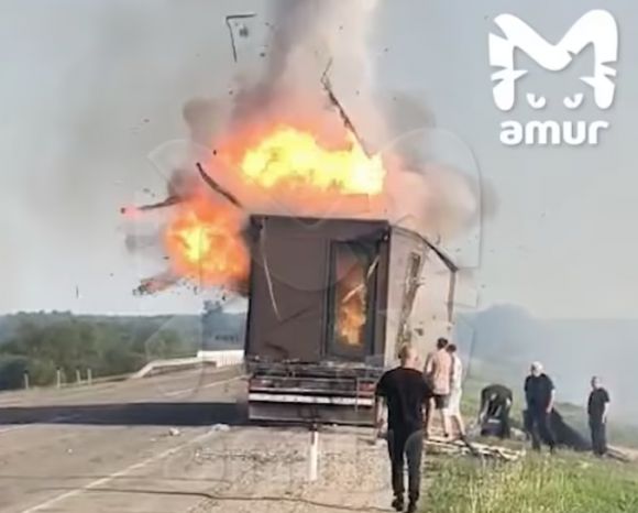 트럭에서 우크라이나 자폭 드론이 날아오른 뒤 자폭하는 트럭. 러시아 매체 제공