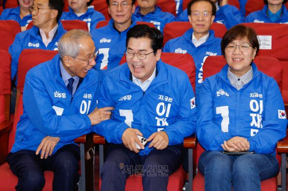 박찬대, 윤여준 더불어민주당 상임총괄선대위원장이 3일 오후 서울 여의도 국회의원회관 개표상황실에서 제21대 대통령선거 개표방송을 기다리며 대화하고 있다. 2025.6.3 홍윤기 기자