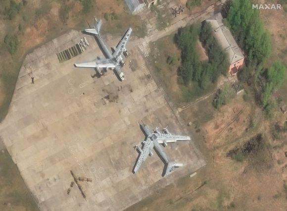 우크라이나는 1일(현지시간) 일인칭 시점(FPV) 드론을 동원, 러시아 공군기지 4곳 이상을 기습해 70억 달러(약 9조 6900억원)의 피해를 강요했다고 밝혔다. 사진은 미국 민간위성기업 ‘맥사 테크놀로지’가 5월 27일 촬영한 러시아 아무르주 세리셰보 인근 우크라이나카 공군기지. 러시아 장거리 폭격기 투폴레프(Tu)-95가 배치돼 있다. 2025.6.3 AFP 연합뉴스(맥사 테크놀로지 제공)