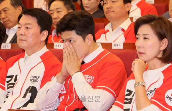 김용태 국민의힘 비상대책위원장이 3일 국회 도서관에 마련된 제21대 대통령선거 국민의힘 개표상황실에서 출구 조사 결과를 보고 심각한 표정을 짓고 있다. 2025.06.03 안주영 전문기자