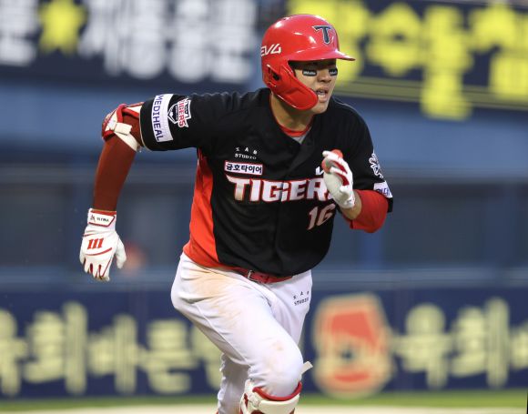 KIA 타이거즈 최원준이 3일 서울 잠실야구장에서 열린 2025 KBO리그 정규시즌 두산 베어스와의 원정 경기에서 안타를 친 뒤 달리고 있다. KIA 타이거즈 제공