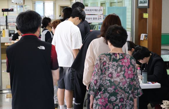 제 21대 대선 투표일인 3일 오후 충북 청주 사창동 행정복지센터 투표소에서 유권자들이 줄을 서서 차례를 기다리고 있다. 2025.6.3. 연합뉴스