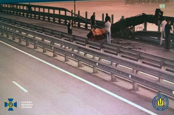 우크라이나 보안국(SBU)이 공개한 파손된 크림대교 수중 교각 모습. 우크라이나 보안국 제공