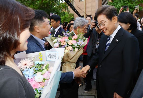 사저 출발, 인사하는 이재명 대통령 - 이재명 대통령이 4일 인천 계양구 사저를 출발하며 주민, 지지자와 인사하고 있다. 2025.6.4 연합뉴스