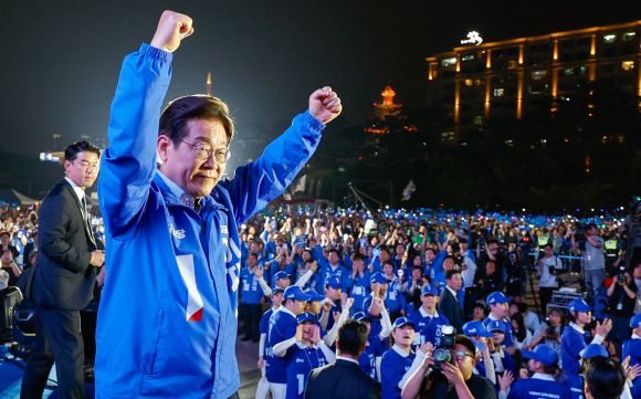 이재명 더불어민주당 대선 후보가 선거를 하루 앞둔 2일 서울 여의도공원에서 마지막 유세를 마친 뒤 두 팔을 번쩍 들어 인사하고 있다. 2025.6.2 공동취재