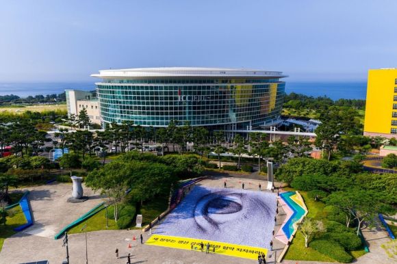 스위스 예술가 댄 아처(Dan Acher)와 그린피스가 협업한 가로 30m 세로 20m의 #WeAreWatching 깃발 작품. 플뿌리연대 제공