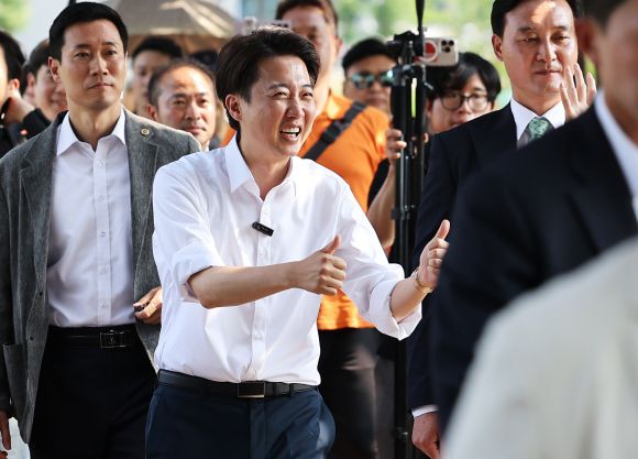 개혁신당 이준석 대선 후보가 1일 경기도 화성시 동탄호수공원에서 시민들에게 인사하고 있다. 2025.6.1. 연합뉴스