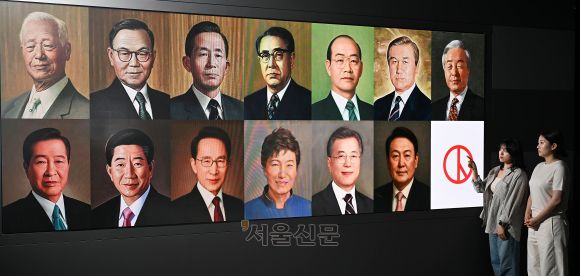 제21대 대통령 선거 투표를 하루 앞둔 지난 2일 서울 서초구 서울신문사 스튜디오에 역대 대통령들의 초상화가 표시되고 있다. 오장환 기자