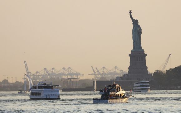지난 4일 미국 뉴욕 자유의 여신상 주위 하늘이 캐나다 산불 연기로 뿌옇게 물들어 있다. AP 연합뉴스