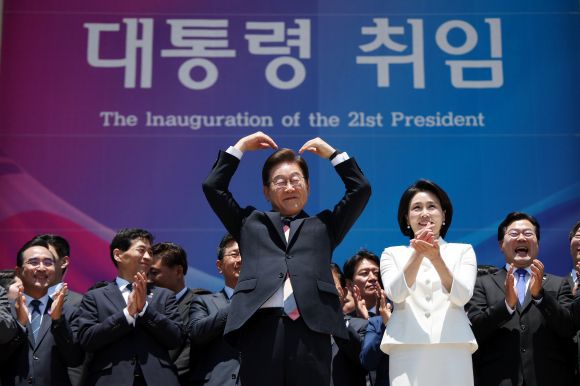이재명 대통령 내외가 4일 오전 서울 여의도 국회 로텐더홀에서 취임 선서를 마치고 나와 잔디광장에 모인 시민들을 향해 팔로 하트를 만들어 보이고 있다. 2025.6.4 국회사진기자단