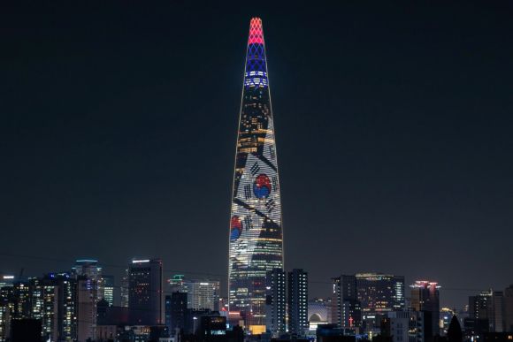 롯데월드타워, 현충일 맞아 태극기 미디어파사드 - 롯데월드타워가 6일 현충일을 맞아 외벽 미디어파사드에 현충일 기념 콘텐츠를 선보인다. 롯데물산은 6일 밤 8시부터 10시까지 매 정각부터 10분 단위로 태극기가 휘날리는 장면과 거대한 태극 문양을 송출해 순국선열과 호국영령의 뜻을 기린다. 사진은 롯데월드타워가 송출할 콘텐츠를 시현한 이미지. 롯데물산 제공