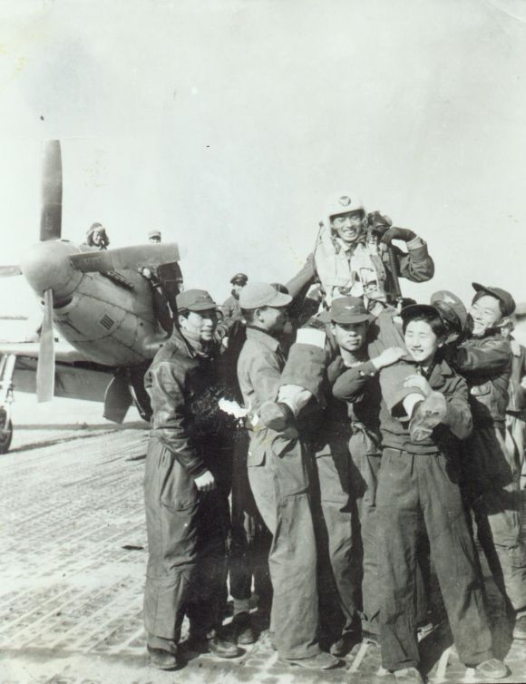 6·25 전쟁 당시 대한민국 최초 100회 출격을 달성한 김두만 장군의 모습. 공군 제공