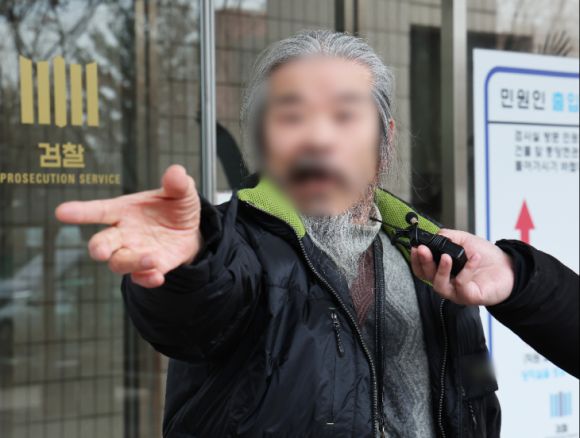 야간외출 제한 명령을 어기고 집을 나섰다 적발돼 전자장치 부착 등에 관한 법률 위반 혐의로 불구속 기소된 아동 성범죄자 조두순이 경기도 안산시 수원지방법원 안산지원에서 열린 첫 공판을 마치고 나오며 취재진 질문에 답하고 있다. 2024.3.11 연합뉴스