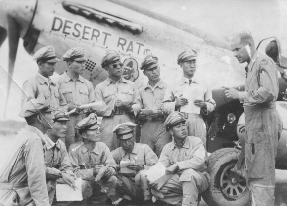 6·25전쟁 당시 미군 F-51D 인수를 위해 주일미군기지에서 비행교육을 받고 있는 故 강호륜 장군의 모습. 앞줄 왼쪽에서 세번째가 강 장군. 공군 제공