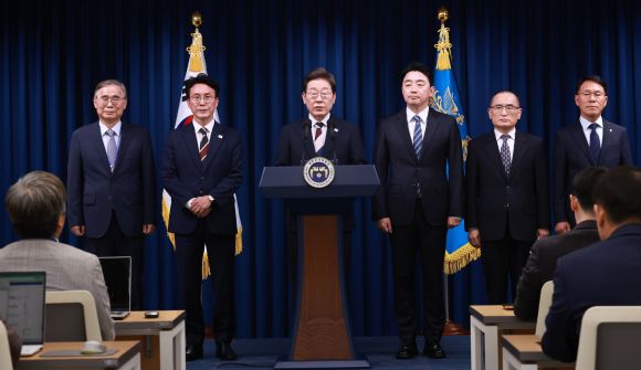 계엄 선포의 자리에서, 새 정부 첫 인사 발표 - 이재명 대통령이 4일 서울 용산 대통령실 청사에서 열린 새 정부 첫 인사 발표를 하고 있다. 왼쪽부터 이종석 국가정보원장 후보자, 김민석 국무총리 후보자, 이 대통령, 강훈식 대통령비서실장, 위성락 안보실장, 황인권 대통령경호처장. 연합뉴스