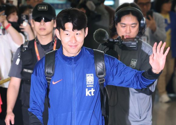 이라크로 출국하는 손흥민 - [인천공항=뉴시스] 김진아 기자 = 축구대표팀 손흥민이 2일 2026 국제축구연맹(FIFA) 북중미 월드컵 아시아 3차 예선을 치르기 위해 인천국제공항에서 이라크로 출국하고 있다. 2025.06.02. bluesoda@newsis.com  <저작권자ⓒ 공감언론 뉴시스통신사. 무단전재-재배포 금지.>