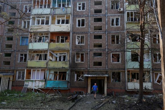 2025년 6월 6일(현지시간) 우크라이나 체르니히우에서 러시아의 공격으로 피해를 입은 한 아파트 건물.