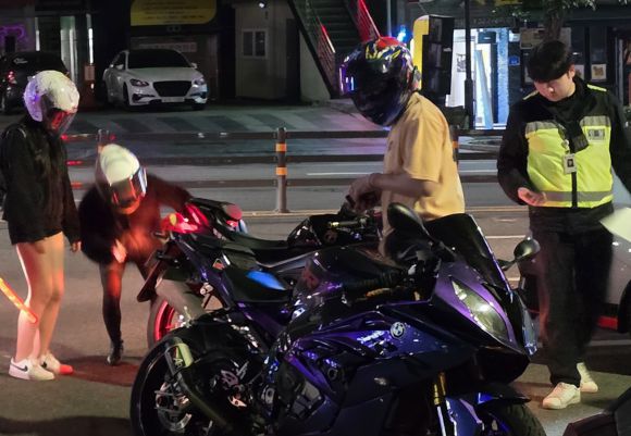 경찰이 충남 천안의 신세계백화점 충청점 일원에서 법규 위반행위 단속을 진행하고 있다. 충남경찰청 제공