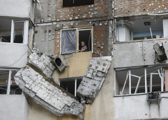 6일(현지시간) 러시아가 우크라이나 전역을 공습한 이후, 키이우 주민이 손상된 고층 주거 건물에서 밖을 내다보고 있다. 2025.6.6 키이우 EPA 연합뉴스