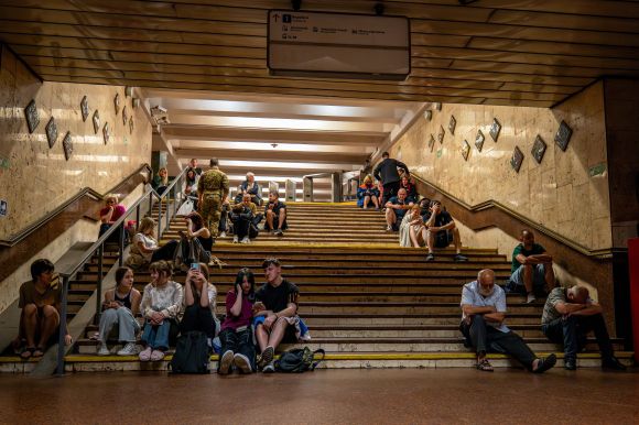 6일(현지시간) 러시아가 우크라이나 수도 키이우를 드론으로 공습한 가운데, 방공호로 쓰이는 지하철역에 주민들이 대피해 있다. 2025.6.6 키이우 AP 연합뉴스