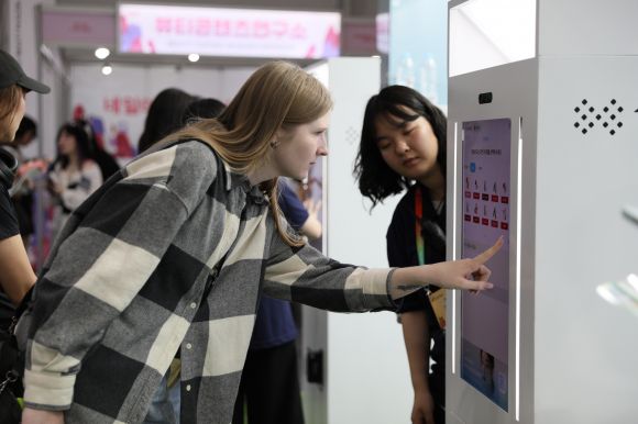 ‘2025 천안 K-컬처박람회’ 뷰티 산업전시관에서 인공지능(A)I를 기반으로 한 피부 분석과 퍼스널 뷰티 진단, 맞춤형 제품 추천을 체험이 열리고 있다. 시 제공