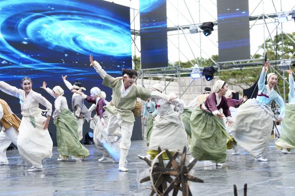 ‘2025 천안 K-컬처박람회’ 에서 한복을 주제로 공연이 펼쳐지고 있다. 시 제공