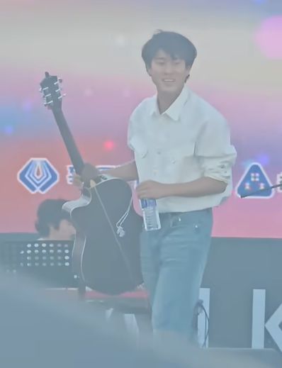 충남 천안 행사 무대 리허설을 하던 가수 이무진에게 한 스태프가 “자, 그만할게요. 이게 뭐 하는 거야 지금”이라며 반말 섞인 지시를 내려 공연을 강제 중단하는 상황이 벌어지면서 주최 측의 ‘갑질’ 논란이 불거진 가운데 소속사가 주최 측을 향해 강경 대응을 예고했다. 유튜브 캡처