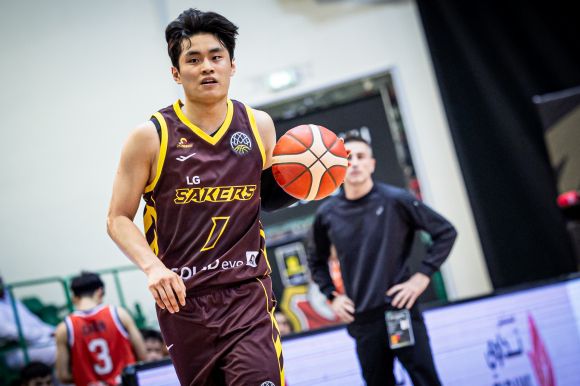창원 LG 유기상이 8일(한국시간) 아랍에미리트 두바이의 셰이크 사이드 빈 막툼 스포츠 홀에서 열린 국제농구연맹(FIBA) 바스켓볼 챔피언스리그(BCL) 아시아 조별리그 C조 1차전 대만 타오위안 파우이안 파일럿츠와의 경기에서 드리블하고 있다. BCL 아시아 제공