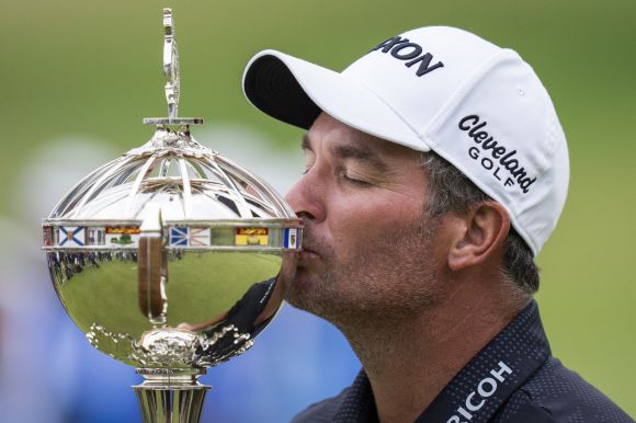 캐나다 오픈 우승컵에 입 맞추는 폭스 - [칼레돈=AP/뉴시스] 라이언 폭스(뉴질랜드)가 8일(현지 시간) 캐나다 온타리오주 칼레돈 TPC 토론토 앳 오스프라이 밸리에서 열린 미국프로골프(PGA) 투어 RBC 캐나다오픈 정상에 올라 트로피를 들고 입 맞추고 있다. 폭스는 최종 합계 18언더파 262타로 샘 번스(미국)와 동타를 이뤄 연장 끝에 우승, 통산 두 번째 우승을 차지했다. 2025.06.09.   <저작권자ⓒ 공감언론 뉴시스통신사. 무단전재-재배포 금지.>