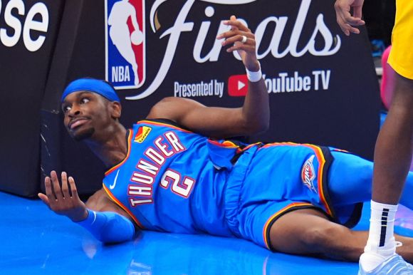 샤이 길저스알렉산더(오클라호마시티 선더)가 9일(한국시간) 미국 오클라호마주 오클라호마시티의 페이컴 센터에서 열린 2024~25 NBA 챔피언결정전 2차전 인디애나 페이서스와의 홈 경기에서 반칙을 얻어내고 있다. AP 연합뉴스