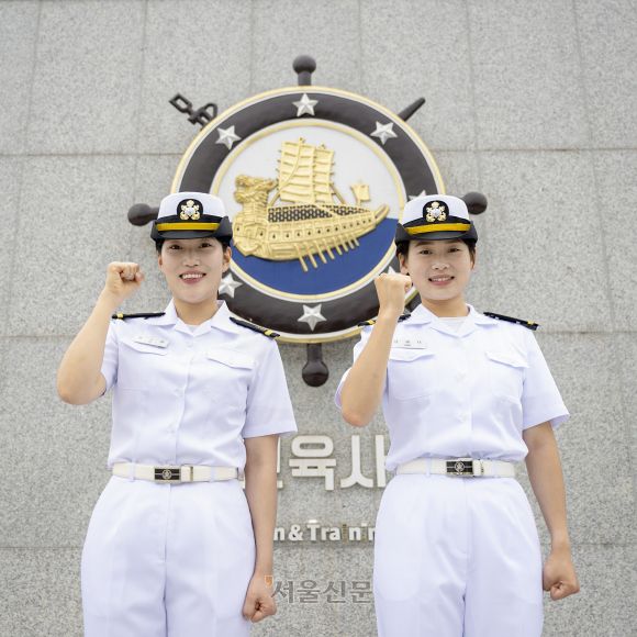 6월 호국보훈의 달을 맞아 서해수호 55용사 유자녀 프로야구 시구·시타에 참여하게 된 조시은(왼쪽) 소위와 김해나 소위가 지난 9일 경남 창원시 해군교육사령부에서 주먹을 쥐며 함께 기념사진을 찍고 있다. 2025.6.10 해군 제공