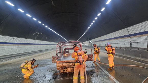 일산방향 사패터널에서 소방관들이 화재 진압을 한 후 불에 탄 소형 승합차를 둘러 보고 있다. [경기북부소방재난본부 제공]