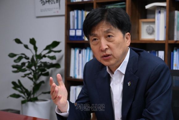 더불어민주당 대한민국 주식시장 활성화 태스크포스(TF) 단장을 맡은 오기형 의원이 9일 서울 여의도 국회 의원회관에서 서울신문과 인터뷰를 갖고 ‘코스피 5000 시대’도 실현 가능하다며 구체적인 로드맵을 설명하고 있다. 안주영 전문기자