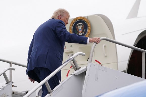 도널드 트럼프 미국 대통령이 8일(현지시간) 에어포스원(미 대통령 전용기)에 오르고 있다. 로이터 연합뉴스