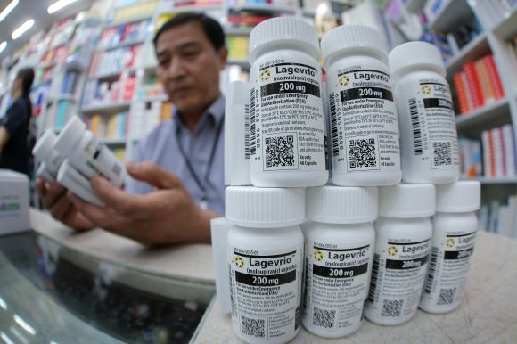 23일 오후 서울 종로구 코로나19 치료제 지정약국인 종로 열린약국에서 약국장이 코로나19 치료제 중 하나인 라게브리오를 정리하고 있다. 2025.5.23 뉴스1