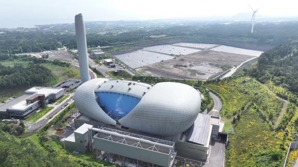 제주시 구좌읍 동복리 주민들이 제주도에 농경지 폐열지원사업 이행을 요구하며 지난 7일부터 도내 쓰레기의 대부분을 처리하는 제주환경자원순환센터의 진입로를 봉쇄했다. 사진은 10일 오전 제주환경자원순환센터의 모습.  연합뉴스